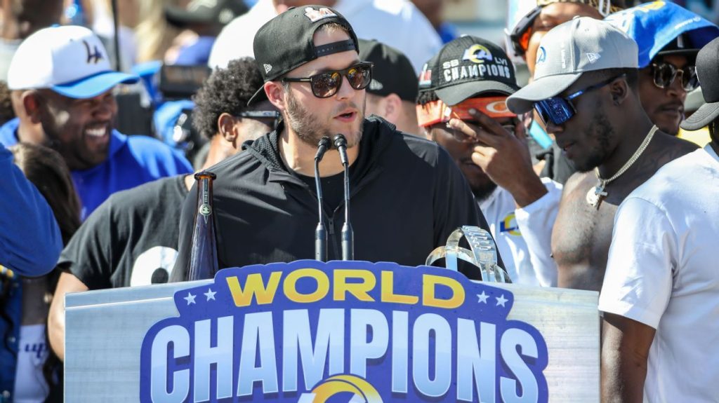 Los Angeles Rams, Matthew Stafford, Kelly's wife to cover the photographer's hospital bills after falling off the stage