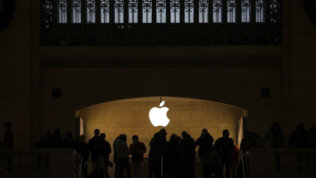 Apple workers at the Grand Central Terminal are moving to form a united union
