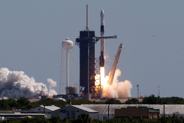 Highlights from SpaceX and NASA's first private launch to the Space Station