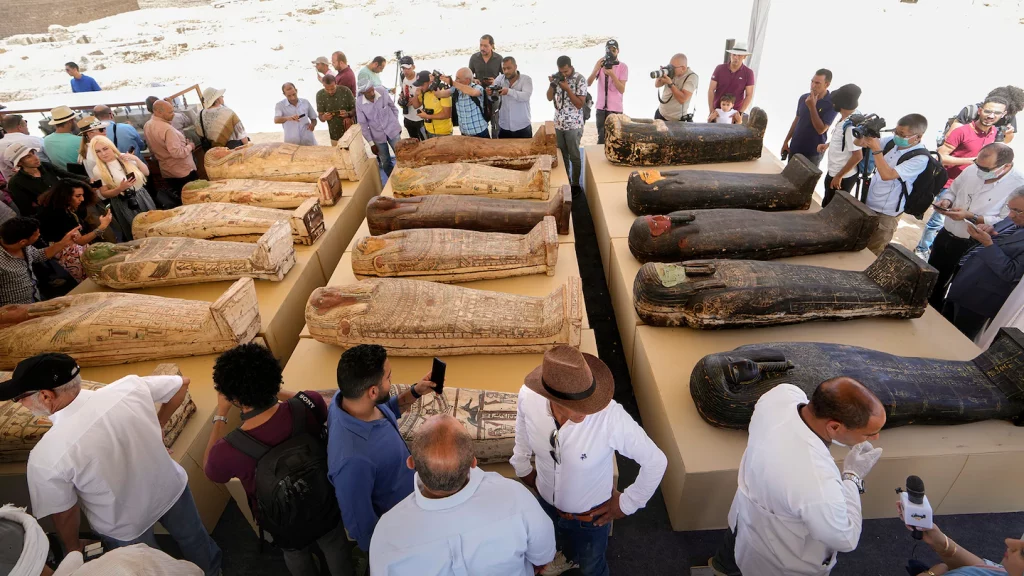 Egypt discovers 250 mummies in queues at Saqqara cemetery