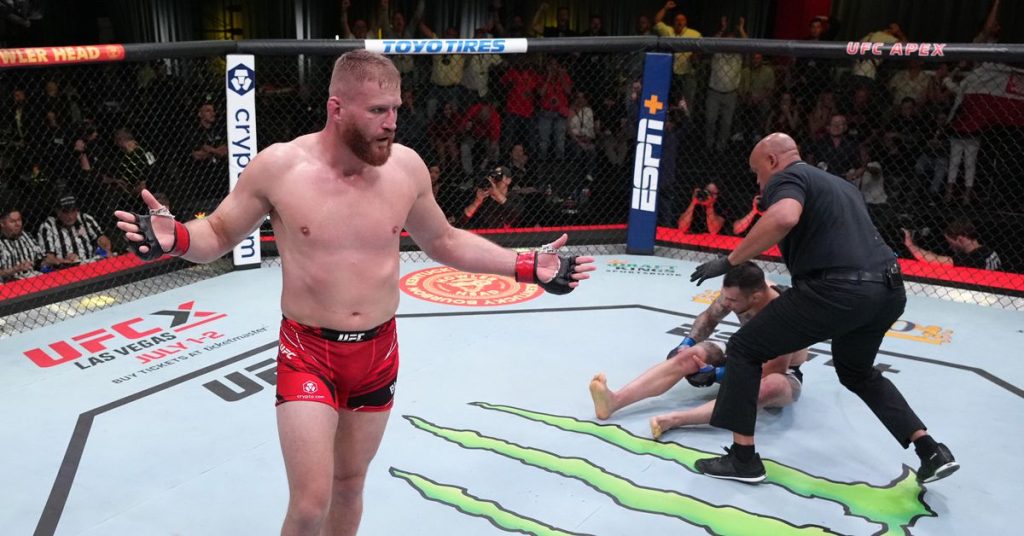 Jan Blachović wins after Aleksandar Rakic ​​sustains a knee injury at UFC Vegas 54
