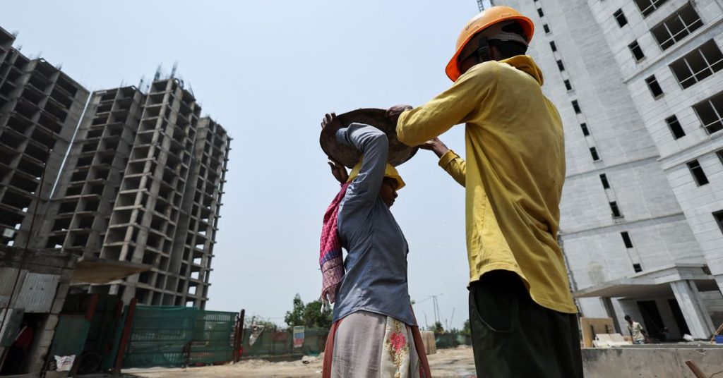 Poor workers bear the brunt of India's heat wave