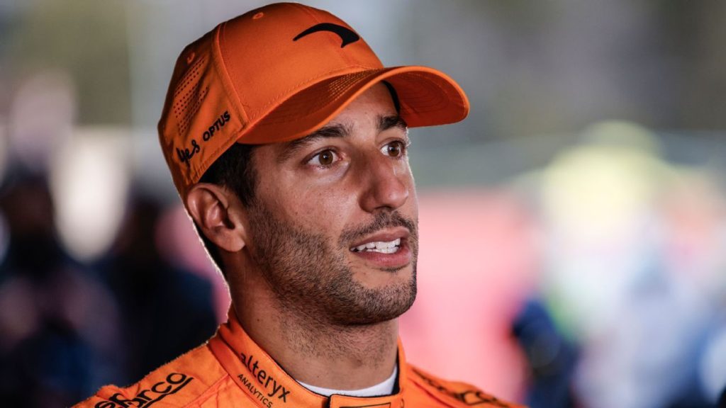 Pressure mounts on Daniel Ricciardo as McLaren extends Bateaux-Award deal