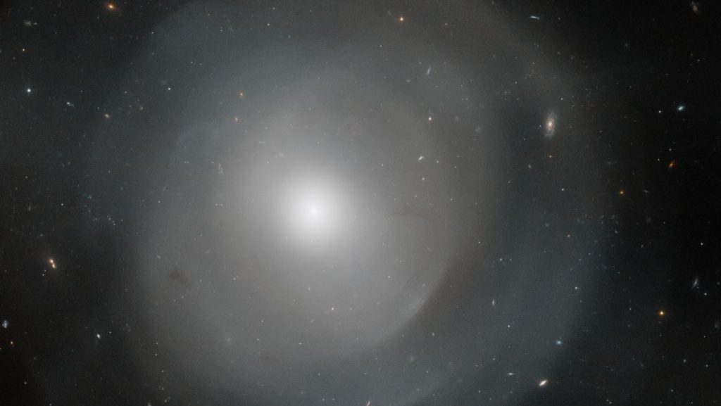 The Hubble telescope detects a huge galaxy with mysterious shells