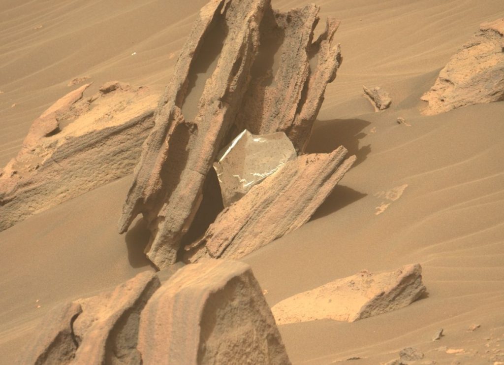 Persevere on Mars spies a piece of its landing gear