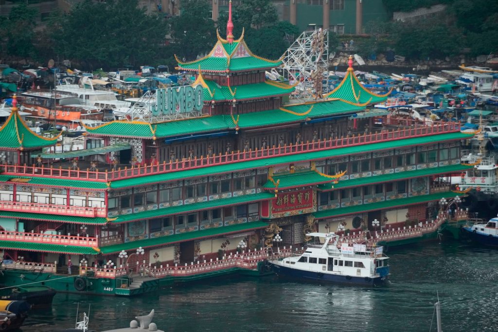 The floating jumbo restaurant in Hong Kong is drowning in the sea