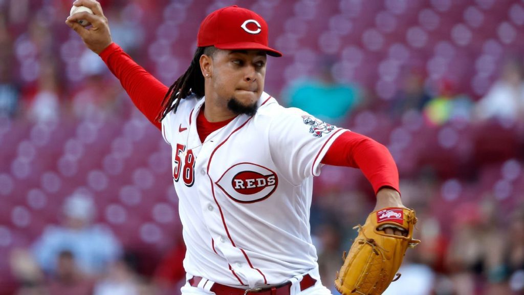 MLB Trade Grades - Best Pitcher Available on Deadline Trade Seattle Mariners in Luis Castillo Deal