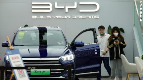 Warren Buffett-backed electric car maker ignores China shutdowns 