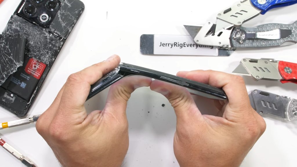 OnePlus 10T bend test jerryrigeverything