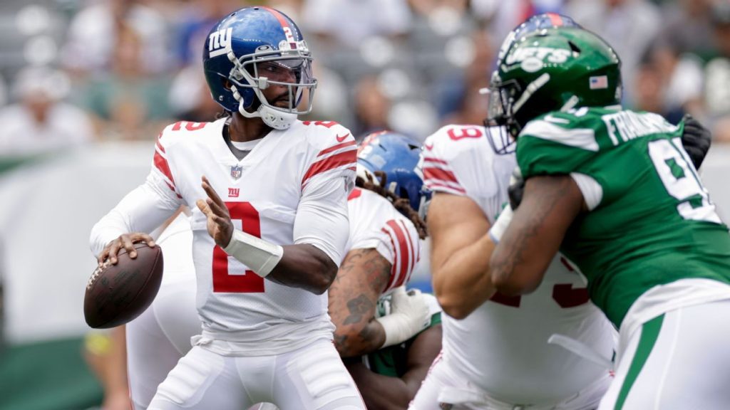 New York Giants QB Tyrod Taylor moved into the locker room after suffering a heavy blow against the New York Jets