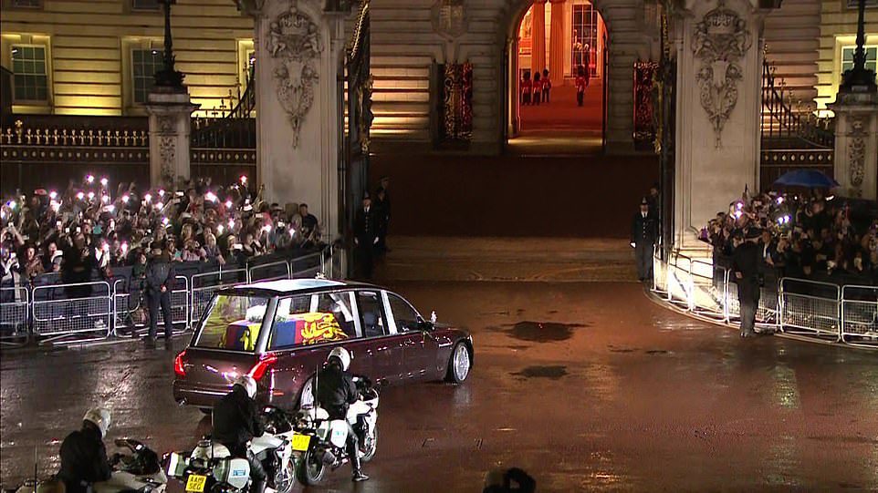 The state funeral procession carries the queen's coffin through the palace gates to the applause of the crowd.