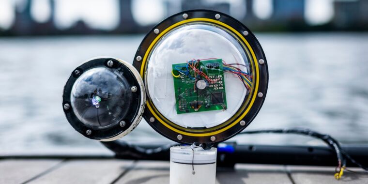 This underwater camera works wirelessly without batteries