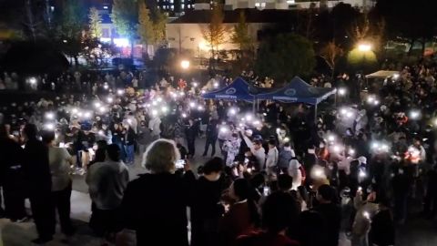 Students of the China Communication University, Nanjing gathered for a vigil on Saturday night to mourn the victims of the Xinjiang fire.