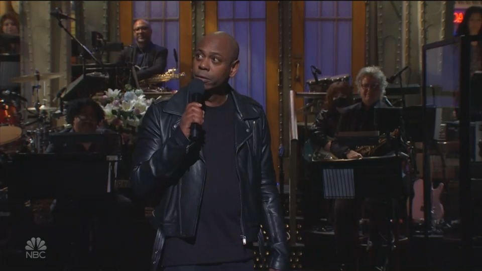 Dave Chappelle SNL Monologue shrugs off anti-trans scandal, makes fun of Kanye