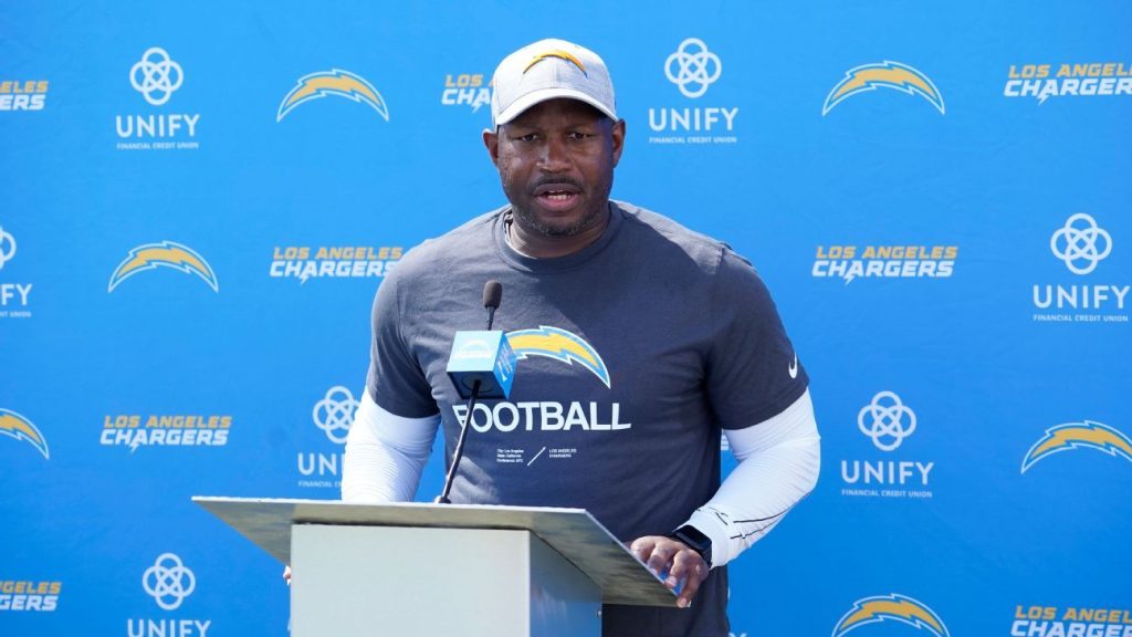 Chargers DC Renaldo Hill is re-joining Dolphins' Vic Fangio
