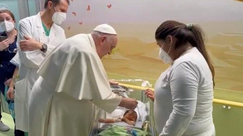 Pope feels better, visits the little patients and baptizes the baby in the hospital 