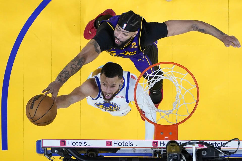 Los Angeles Lakers forward Anthony Davis blocks a shot by Golden State Warriors guard Stephen Curry during Game 2 of the Western Conference Semifinal Series in San Francisco on May 4, 2023. (AP Photo/Godofredo A.Vásquez)