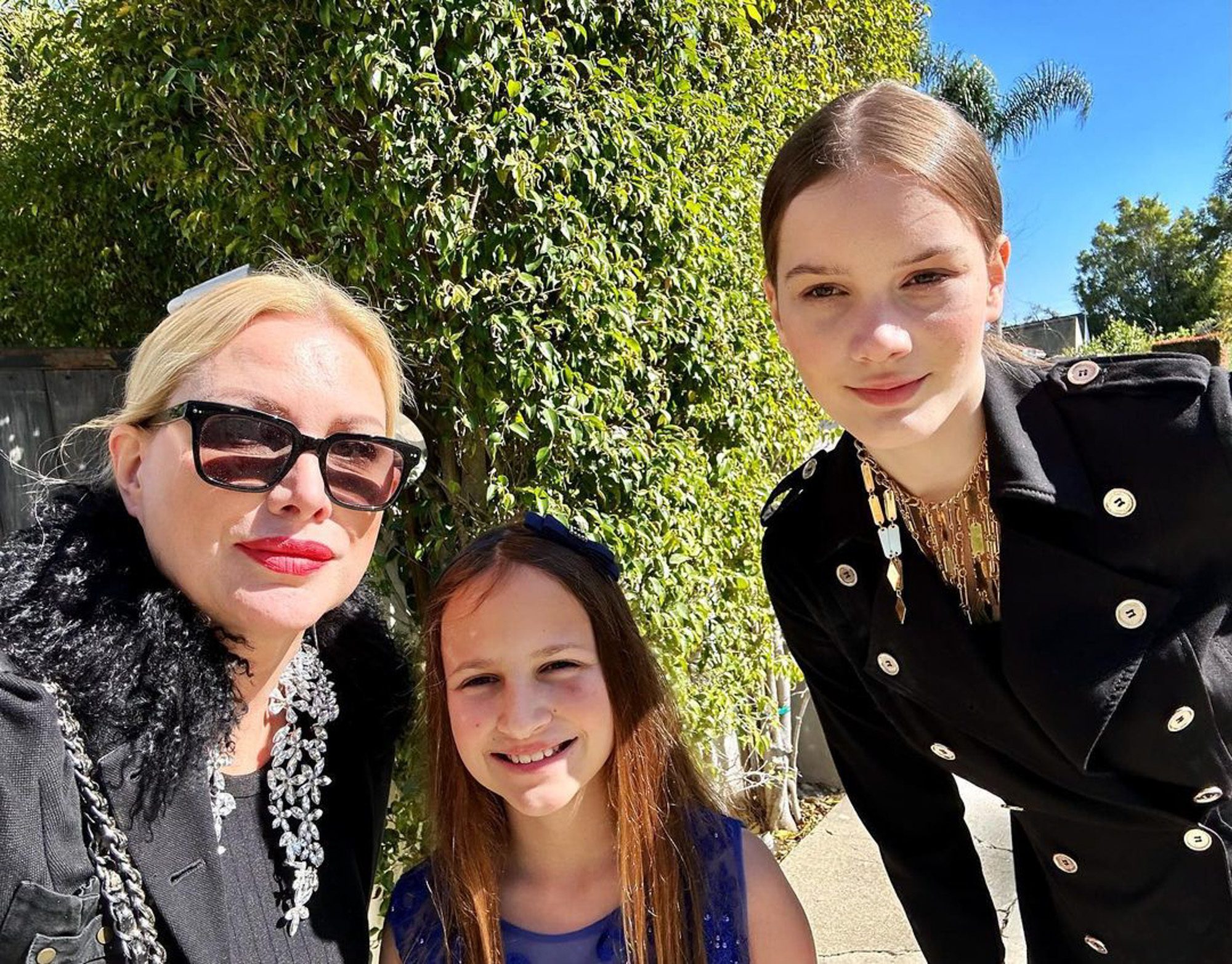 Alice Evans taking a selfie with her two daughters.