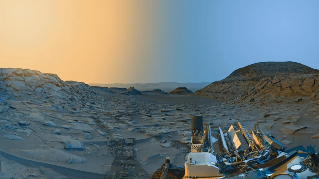 NASA captures Martian morning and afternoon images in one "postcard".