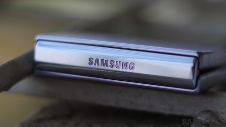 Galaxy Z Flip 4 Samsung logo