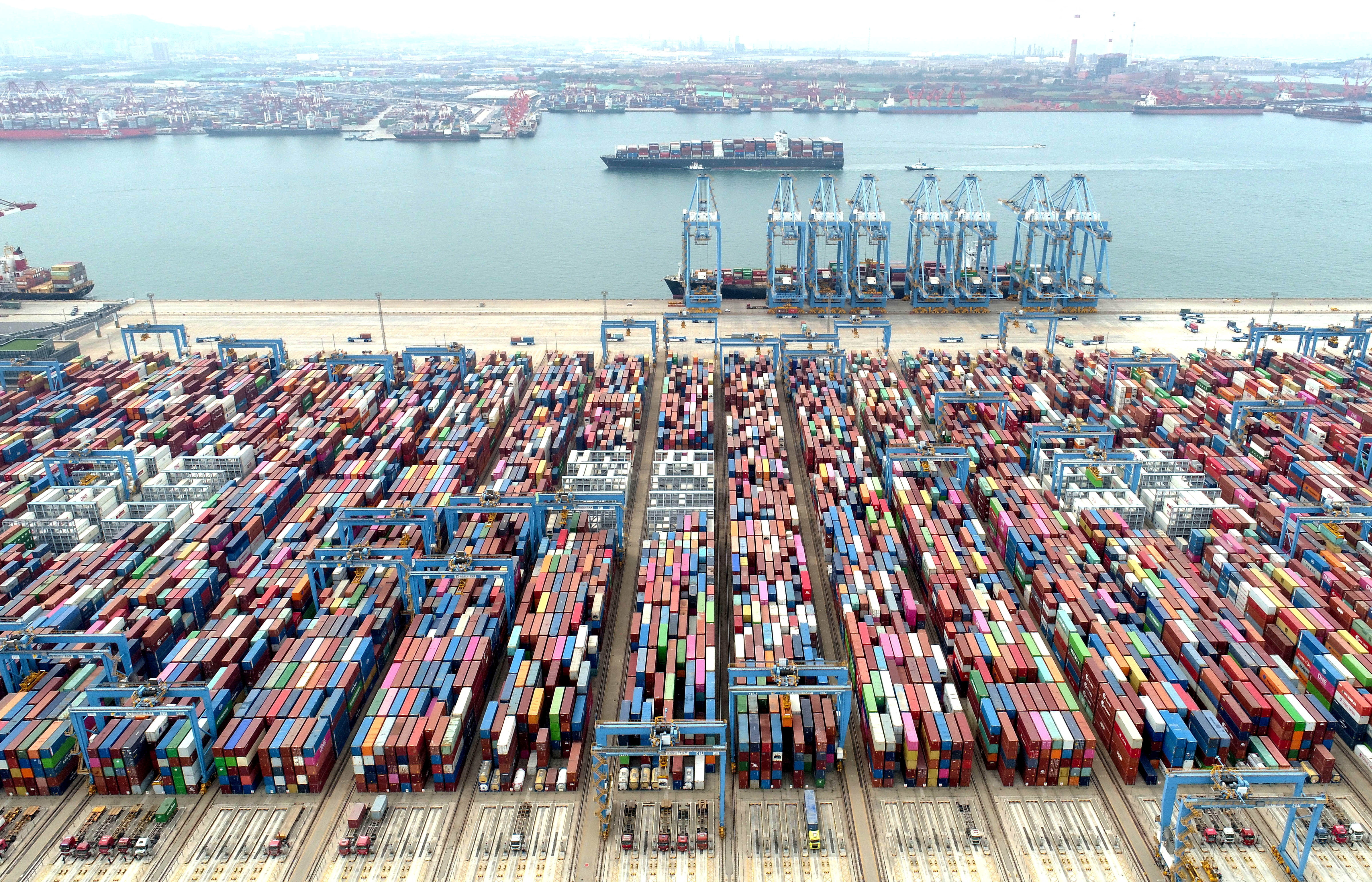 Photo d'archives of port of Qingdao, in China
