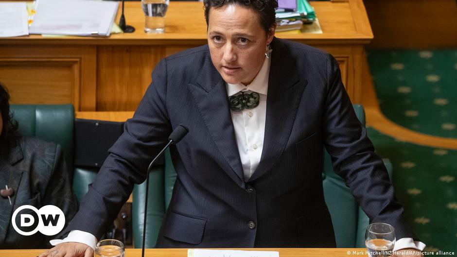 New Zealand's justice minister resigns after a car accident - DW - 07/24/2023