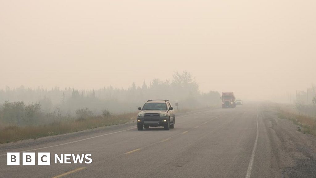 Wildfires in Canada: Car begins to melt as family evacuates north