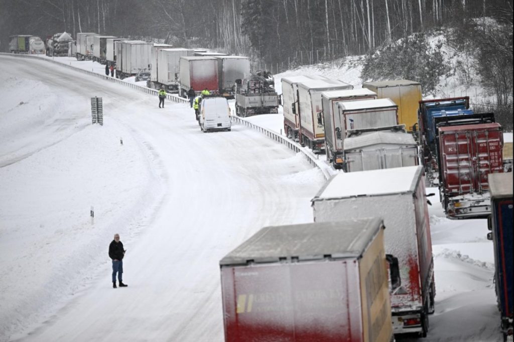 At least 1,000 vehicles, trapped for 24 hours due to a huge snow storm in the north, have been freed.