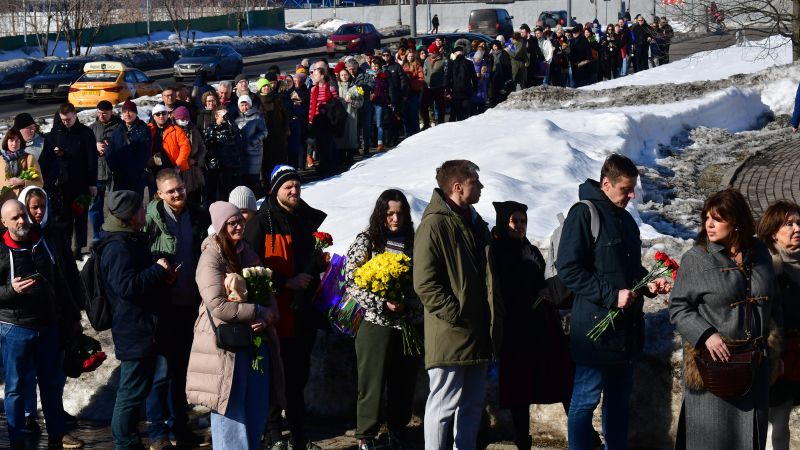 Navalny: Hundreds line up in Moscow to visit the grave of Putin critic