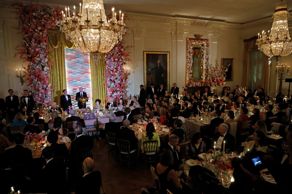 Guests at the White House State Dinner in Japan include Bill and Hillary Clinton, Robert De Niro, Jeff Bezos and Tim Cook