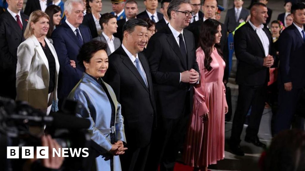 Chinese President Xi Jinping receives an official reception in Serbia